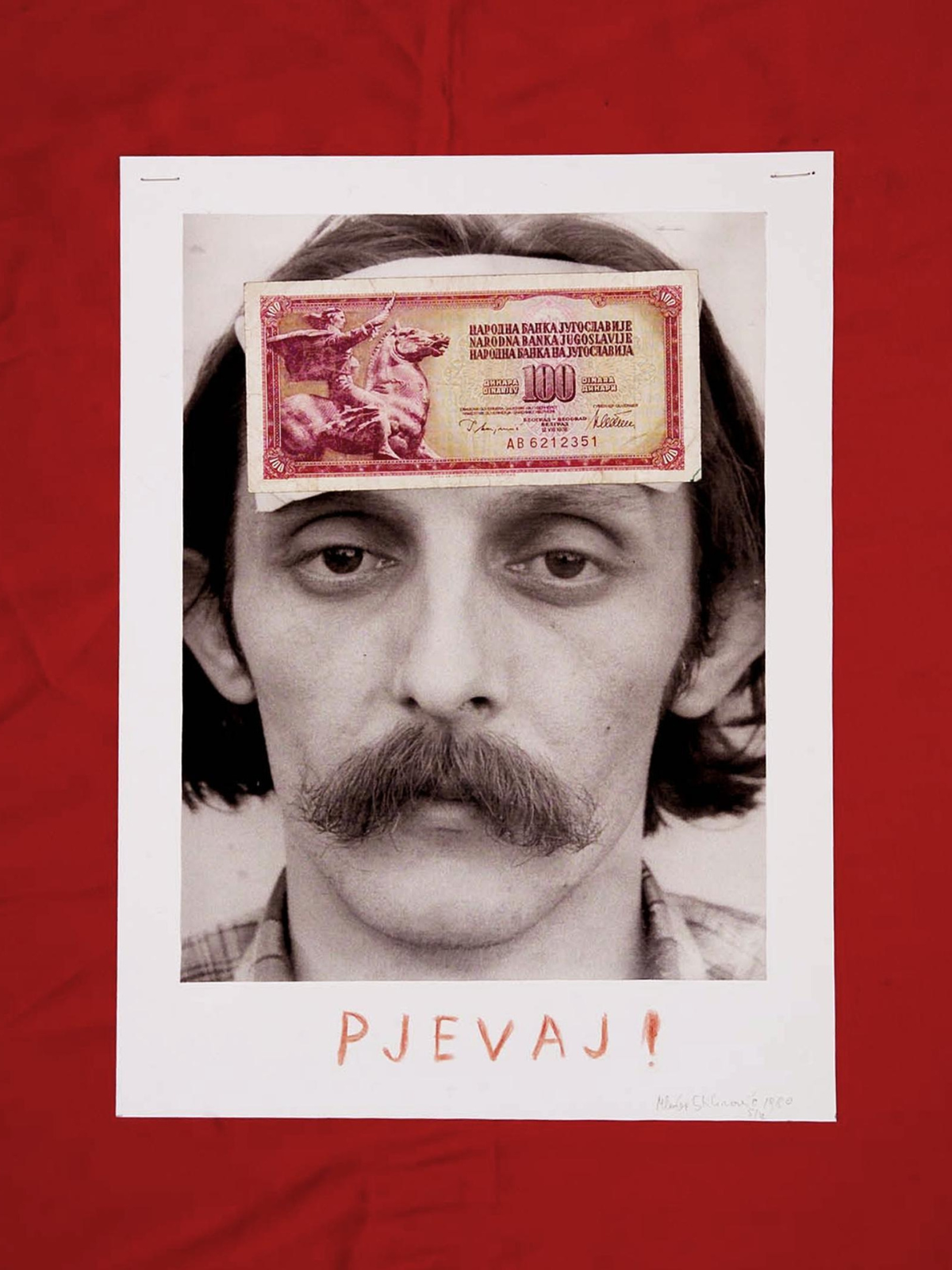 Motiv © Mladen Stilinović: Pjevaj! (Sing!), 1980. By courtesy of Branka Stipančić  Im Rahmen des 6. Berliner Herbstsalon 2023 LOST – YOU GO SLAVIA 