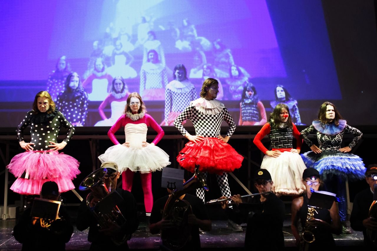 f.l.t.r.: Tim Freudensprung, Linda Vaher, Kinan Hmeidan, Meret Mundwiler & Flavia Lefèvre in DÄMONEN (BERLIN)