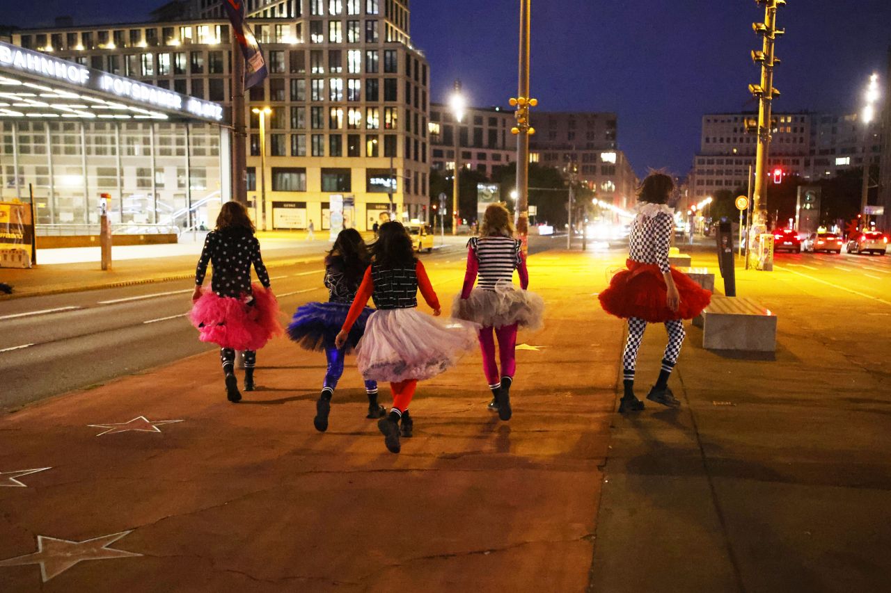 f.l.t.r.: Linda Vaher, Meret Mundwiler, Tim Freudensprung, Kinan Hmeidan & Flavia Lefèvre in DÄMONEN (BERLIN)