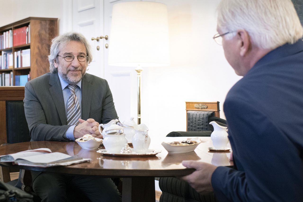 Can Dündar und Frank-Walter Steinmeier trinken Kaffee