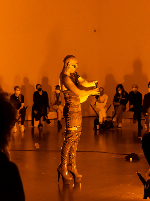Performer*in caner teker in der Kunsthalle Düsseldorf I Foto Katja Illner