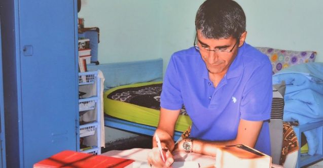 Ilhan Sami Çomak an seinem Schreibtisch im Gefängnis